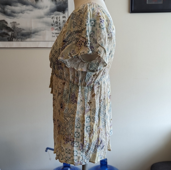 Roe and Doe floral top with adjustable neck line - Picture 2 of 4